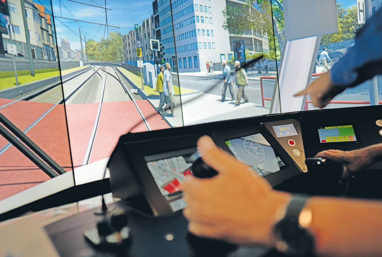 Die Fahrsimulatoren bilden den Fahrerstand einer Bahn nach und sind mit dem gleichen Sitz sowie den Bedien- und Informationseinheiten wie die Fahrzeuge ausgestattet.