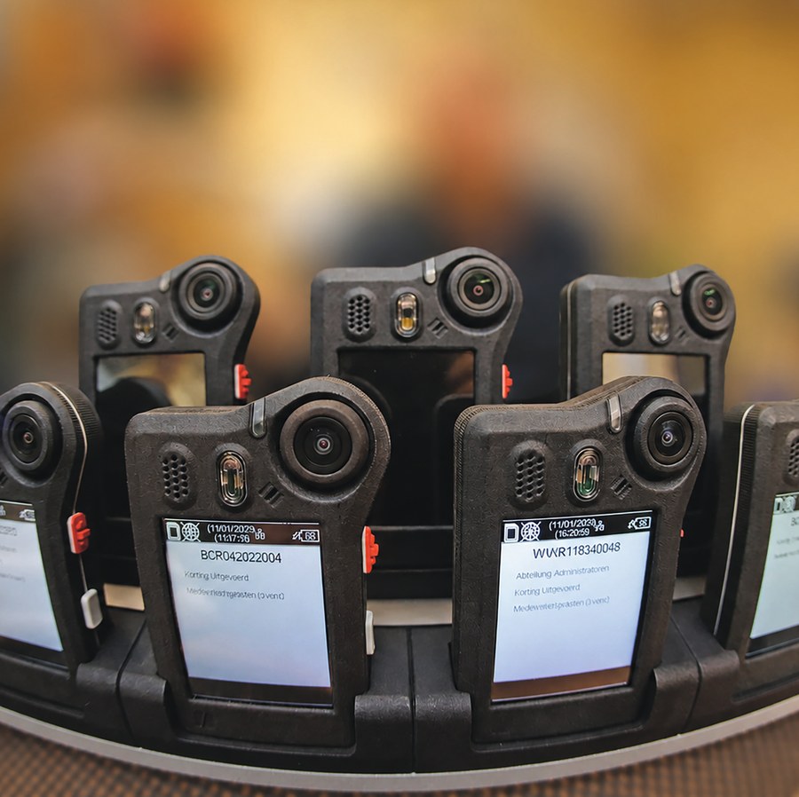 Mehrere Bodycams in einer Ladestation stehend