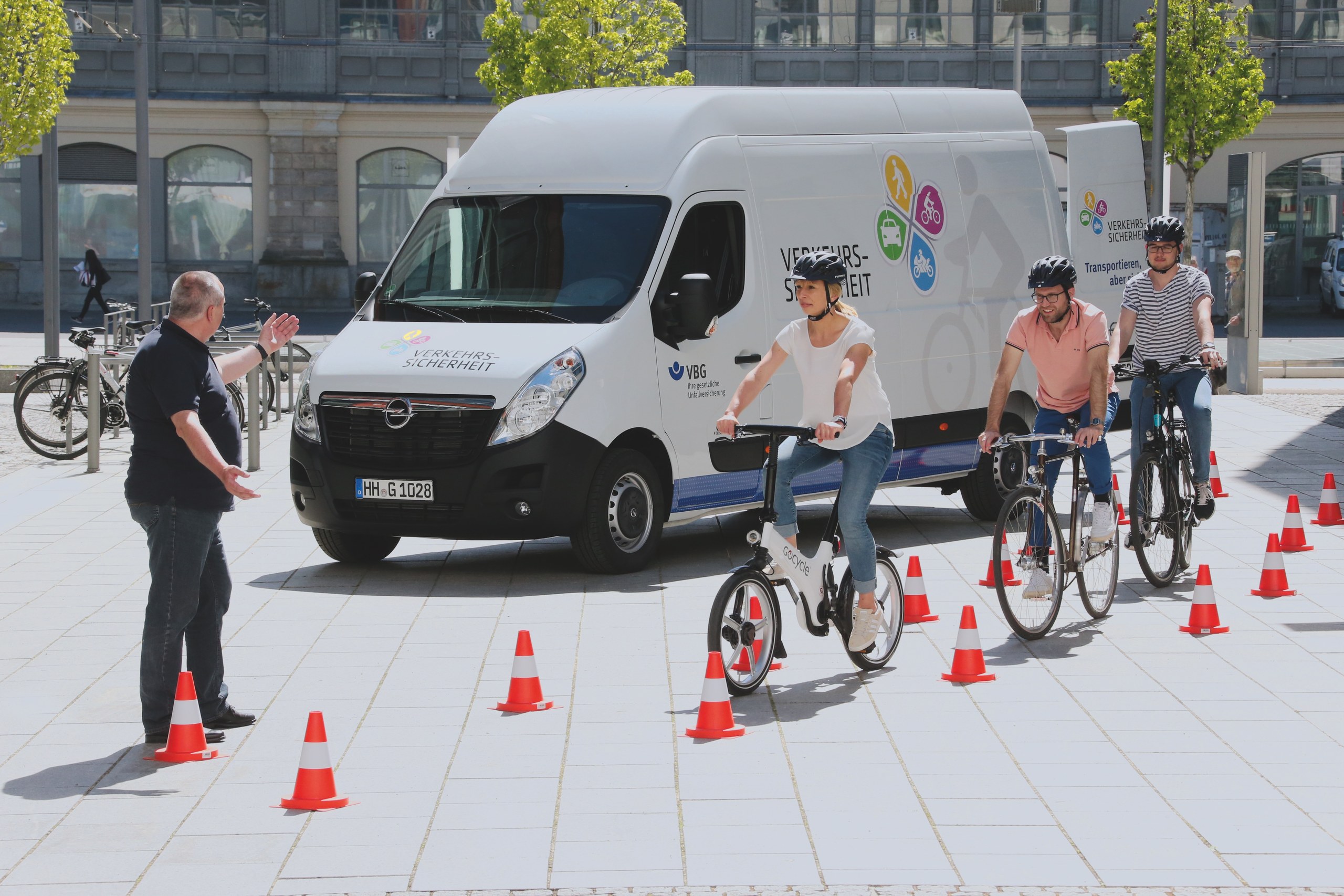 Fahrradfahrer beim Training unter Anleitung auf einem abgesteckten Parcours