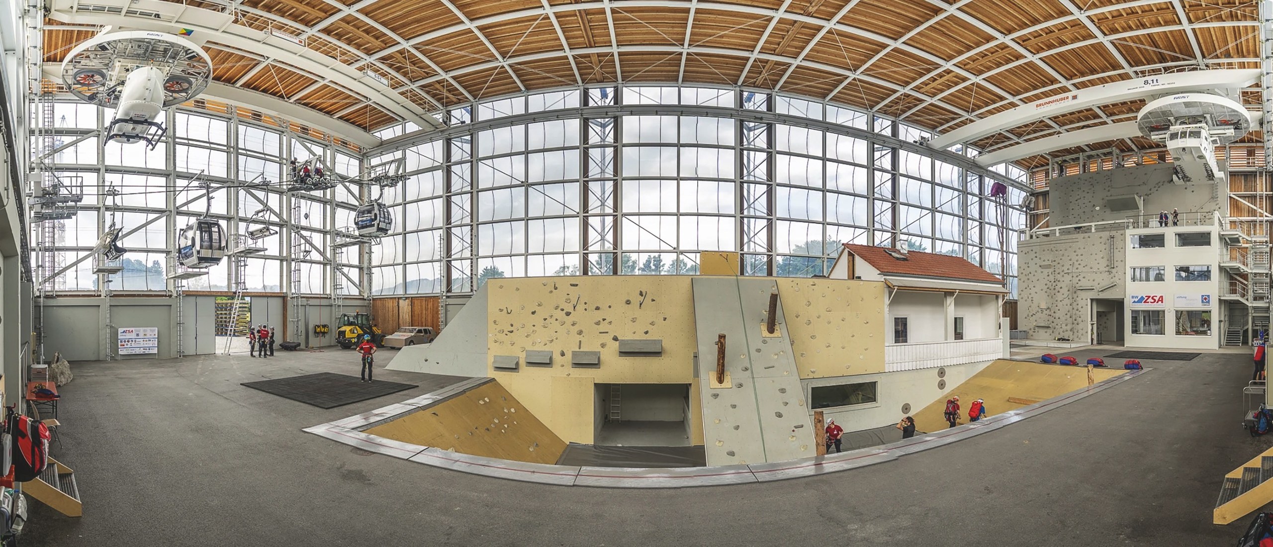 Die Halle des Bergwacht-Zentrums für Sicherheit von innen mit Seilbahnen und Drohnen in der Luft